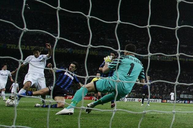 Inter Mailand (blau) - FC Schalke 04 (weiß), Raul (Schalke)  o0 Hintertor, Hintertorkamera, Hintertorperspektive Tor, Treffer, Gegentor