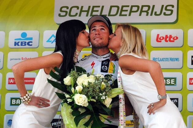 Mark Cavendish ( GBR Team HTC - HighRoad ) mit Siegerküssen der Hostessen - Event: 99. Grosser Scheldeprijs - Groote Scheldeprijs 2011 - Location: Antwerpen nach Schoten o0 Hostess, Hostessen, Frau, girl Kuss Sieg