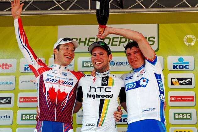 Podium v.l.n.r. 2. Denis Galimzyanov ( RUS Katusha Team ) - 1. Sieger Mark Cavendish ( GBR Team HTC - HighRoad ) - 3. Yauheni Hutarovich ( BLR FDJ ) - Event: 99. Grosser Scheldeprijs - Groote Scheldeprijs 2011 - Location: Antwerpen nach Schoten
