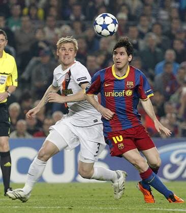 FC Barcelona s Lionel Messi (r) and FC Shakhtar Donetsk s Tomas Hübschman - UEFA Champions League - FC Barcelona (Barca) - Shakhtar Donetsk -  (20120561)