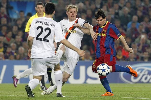 FC Barcelona s Lionel Messi (r) and FC Shakhtar Donetsk s Tomas Hübschman (C) - UEFA Champions League - FC Barcelona (Barca) - Shakhtar Donetsk -  (20120562)