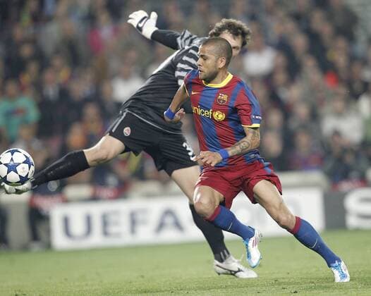 Barcelona s Daniel Alves (R) scores against Shakhtar Donetsk s Andriy Pyatov - UEFA Champions League - FC Barcelona (Barca) - Shakhtar Donetsk -  (20120576)