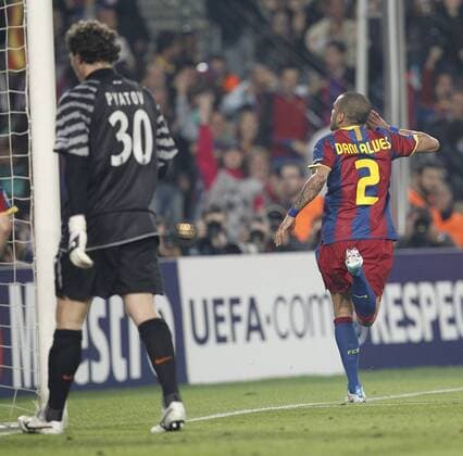Barcelona s Daniel Alves (R) and Shakhtar Donetsk s Andriy Pyatov - UEFA Champions League - FC Barcelona (Barca) - Shakhtar Donetsk -  (20120577)