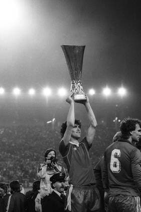 Bruno Pezzey (Eintracht Frankfurt) präsentiert den UEFA Cup nach dem Sieg im Finale 1979 1980 Objekte, Pokal, Trophäe, Sieg, Europapokalsieg, Jubel, Freude, Aufmacher Feier