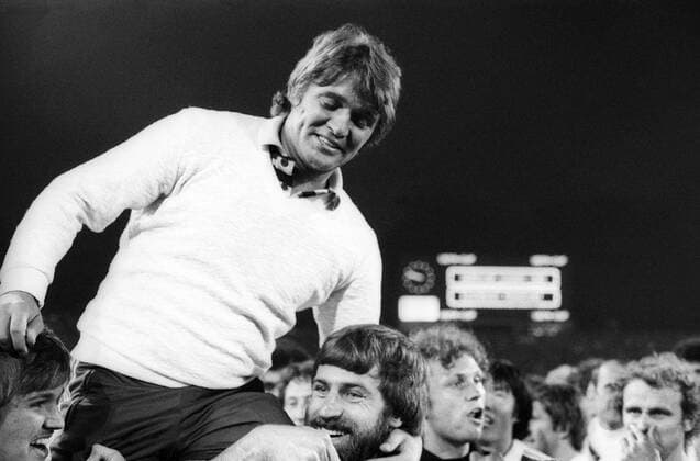 Trainer Friedel Rausch (Eintracht Frankfurt) wird nach dem UEFA Cup Sieg 1979 1980 gefeiert Sieg, Europapokalsieg, Jubel, Freude, Feier