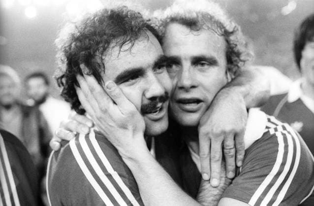 Bernd Hölzenbein (re.) und Fred Schaub (beide Eintracht Frankfurt) feiern den UEFA Cup Sieg 1979 1980 Sieg, Europapokalsieg, Jubel, Freude, Feier o00 Aufmacher