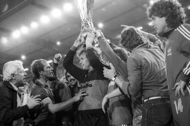 Eintracht Frankfurt feiert den UEFA Cup Sieg 1979 1980, Torwart Jürgen Pahl präsentiert den Pokal Objekte, Pokal, Trophäe, Sieg, Europapokalsieg, Jubel, Freude, Aufmacher Feier