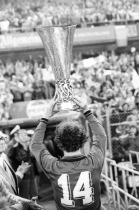 Eintracht Frankfurt feiert den UEFA Cup Sieg 1979 1980, Bernd Hölzenbein präsentiert den Pokal Einzelbild Objekte, Pokal, Trophäe, Sieg, Europapokalsieg, Jubel, Freude, Feier o00 Aufmacher