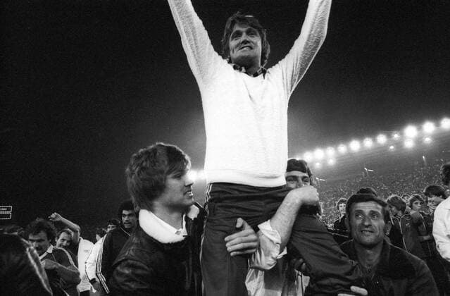 Trainer Friedel Rausch (Eintracht Frankfurt) wird anlässlich des UEFA Cup Siegs 1979 1980 gefeiert Sieg, Europapokalsieg, Jubel, Freude, Feier