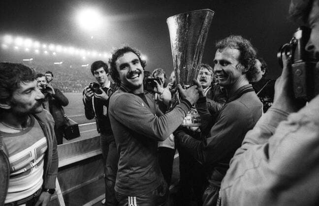 Fred Schaub (li.) und Bernd Hölzenbein (beide Eintracht Frankfurt) präsentieren den Pokal nach dem UEFA Cup Sieg 1979 1980 Objekte, Pokal, Trophäe, Sieg, Europapokalsieg, Jubel, Freude, Feier, Aufmacher
