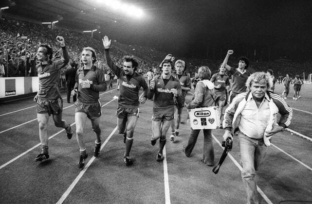 Eintracht Frankfurt feiert den UEFA Cup Sieg 1979 1980, v. li.: Karl Heinz Charly Körbel, Bernd Hölzenbein, Fred Schaub, Werner Lorant, Norbert Nachtweih, Bruno Pezzey Sieg, Europapokalsieg, Jubel, Freude, Feier, Ehrenrunde