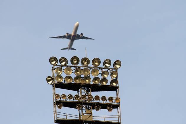 Fußball, Stadiongeschichte Kickers Offenbach 06.04.2011, Herren 3. Liga, Saison 2010 2011 - Flugzeug über einem Flutlichtmast Bieberer Berg Stadion, Heimspielstätte der Kickers Offenbach