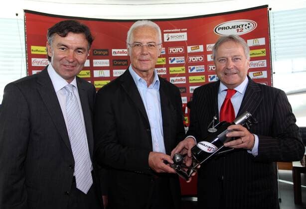 SALZBURG,AUSTRIA,07.APR.11 - FUSSBALL - ÖFB, Pressekonferenz im Hangar 7. Bild zeigt v.li.: ÖFB Sportdirektor Willi Ruttensteiner (AUT), Franz Beckenbauer (GER) und ÖFB Präsident Leo Windtner (AUT). 