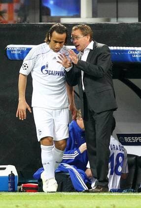 Dienstag 05.04.2011, UEFA Champions League Viertelfinale, Saison 10 11 - in Mailand, Inter Mailand - FC Schalke 04 2:5, Ali Karimi (L) und Trainer Ralf Rangnick (Schalke) DeFodi001