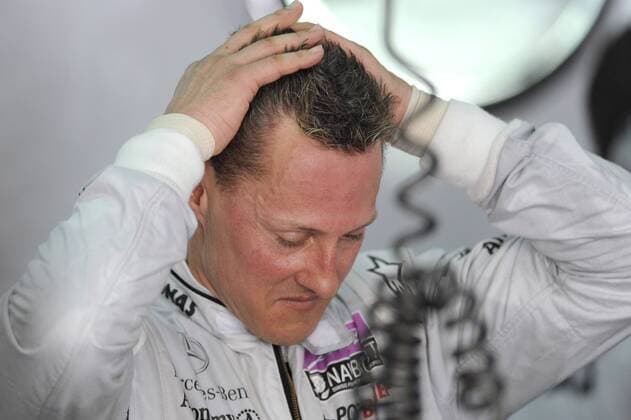 Michael SCHUMACHER (GER),Mercedes GP Petronas ,Aktion,,Einzelbild,angeschnittenes Einzelmotiv. Brustbild,Portraet,in der Box,Enttaeuschung,Frust,enttaeuscht,frustriert,niedergeschlagen, Formel 1:GP von Malaysia Sepang Circuit Kuala Lumpur,Saison2011,