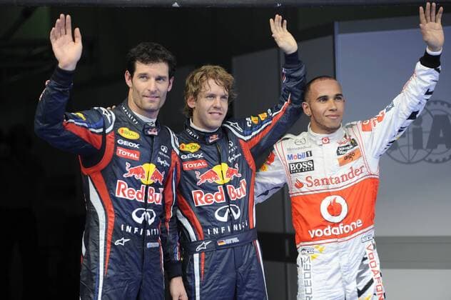 v.li: Mark WEBBER (Australia),Red Bull Racing,Sebastian VETTEL (GER),Red Bull Racing,Lewis HAMILTON (GBR),MCLaren Mercedes,Halbfigur,halbe Figur,Gestik,winken,winkend,Qualifying. Formel 1:GP von Malaysia Sepang Circuit Kuala Lumpur,Saison2011,