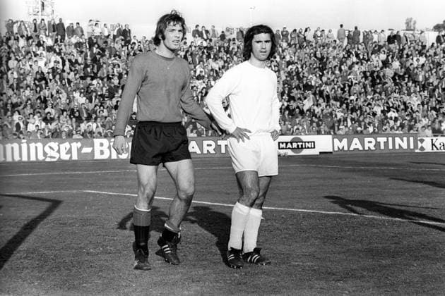 Karl Heinz Charly Körbel (Eintracht Frankfurt, li.) gegen Gerd Müller (FC Bayern München) Aktion Duell