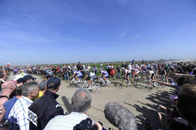 Radrennen Paris Roubaix am 10.04.2011 an der 17. Kopfsteinpflaster Passage bei Haveluy Totale