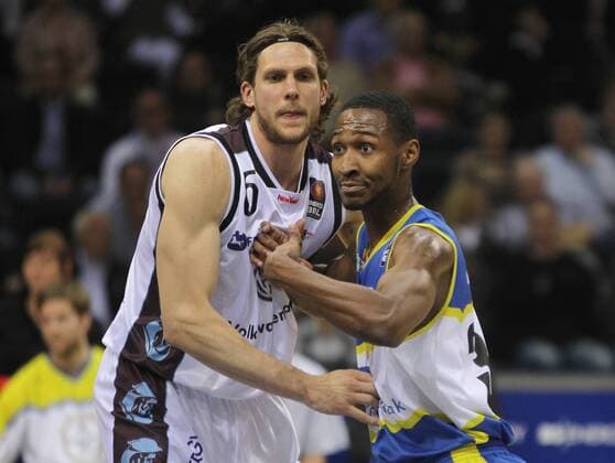 Nils MITTMANN (Braunschweig, links) Mark DORRIS (Hagen, rechts) - BEKO Basketball Bundesliga - New Yorker Phantoms Braunschweig - Phoenix Hagen 92:101