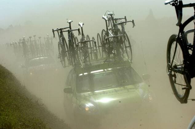 2011, Paris - Roubaix, Materialwagen Team Liquigas - Cannondale 2011 --- Vertain a Saint Martin sur Ecaillon 