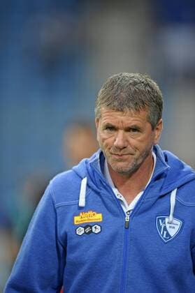 11.04.2011, Fussball 2.Bundesliga 2010 2011, 29.Spieltag, VfL Bochum gegen Hertha BSC Berlin, im Rewirpower-Stadion in Bochum, Trainer Friedhelm Funkel (Bochum) nachdenklich. .