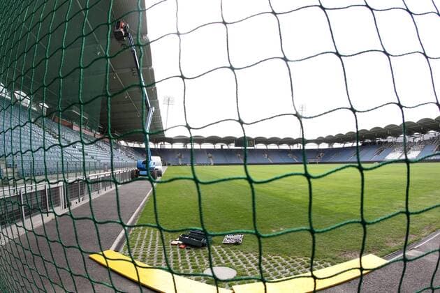 GRAZ,AUSTRIA,12.APR.11 - FUSSBALL - SK Sturm Graz, Installation: Sicherheitsnetz in der UPC Arena. Bild zeigt das Netz. Keywords: Kran.  o0 Stadionsicherheit Security Fangnetz