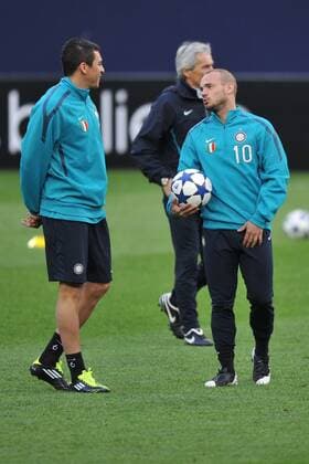 Fußball Champions League Viertelfinale Rückspiel: Abschlusstraining Inter Mailand am 12.04.2011 in der Veltins Arena in Gelsenkirchen. Lucio ( Mailand ), links - Wesley Sneijder ( Mailand ), rechts