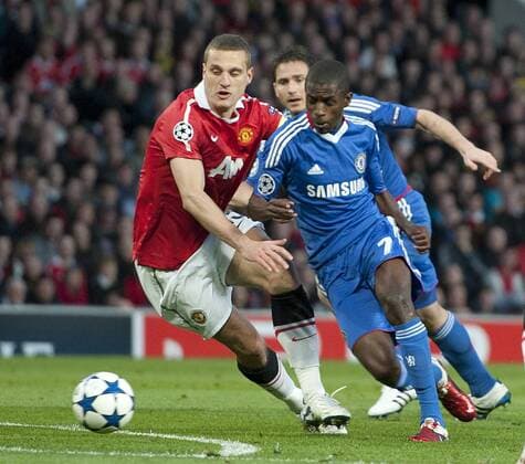 Ramires of Chelsea takes on Nemanja Vidic (ManU), Manchester United (red) - Chelsea FC London (blue) --EDITORIAL USE ONLY. No use with unauthorised audio, video, data, fixture lists, club league logos or live services. Online in-match use limited to 120 images, no video emulation. No use in betting, games or single club league player publications.
