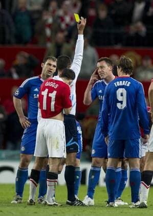 John Terry (2R) of Chelsea receives a yellow card, Manchester United (red) - Chelsea FC London (blue) --EDITORIAL USE ONLY. No use with unauthorised audio, video, data, fixture lists, club league logos or live services. Online in-match use limited to 120 images, no video emulation. No use in betting, games or single club league player publications. o0 gelbe Karte