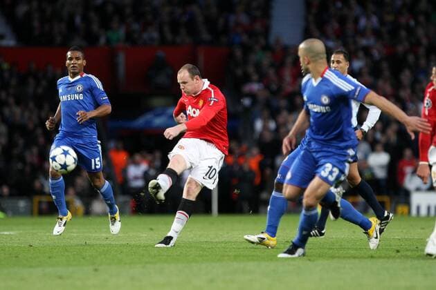 Manchester United (red) - Chelsea FC London (blue), Wayne Rooney of Manchester United fires a shot at goal at Old Trafford 