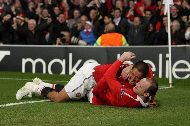 Manchester United (red) - Chelsea FC London (blue), Javier Chicharito Hernandez (up) of Manchester United celebrates his opening goal with Wayne Rooney  o0 Jubel, Freude