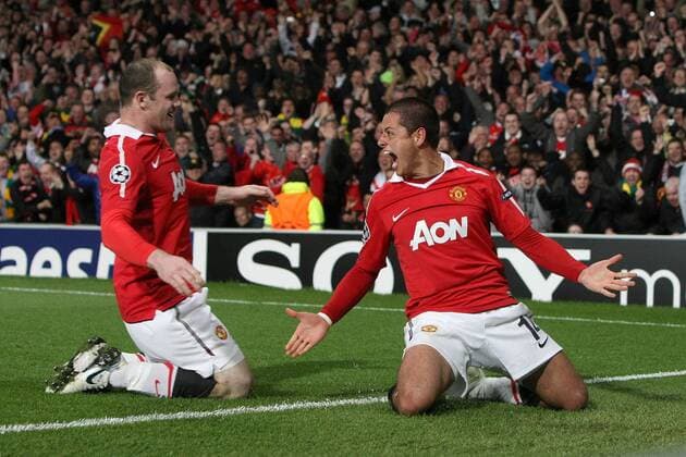 Manchester United (red) - Chelsea FC London (blue), Javier Chicharito Hernandez (R) of Manchester United celebrates his opening goal with Wayne Rooney at Old Trafford  o0 Jubel, Freude