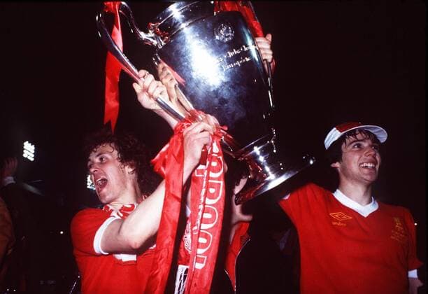 Phil Neal and Alan Hansen celebrate with the European Cup after victory for Liverpool. Liverpool v FC Bruges, 10 05 1978. Wembley.  Finale Sieg Europacupsieg Jubel Freude Pokal Trophäe Objekte 1977 London
