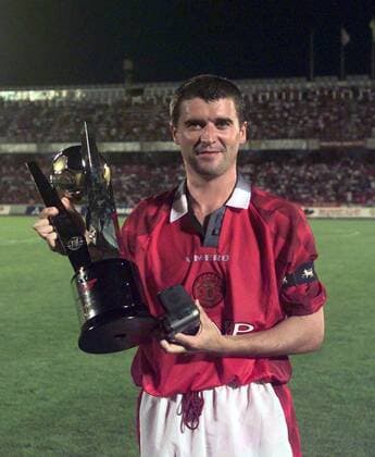 Manchester captain Roy Keane holds the Sharp Cup after winning a friendly game against Urawa Reds at Urawa Komaba Stadium on Tuesday 22 July  Sieg Jubel Freude Pokal Trophäe Objekte