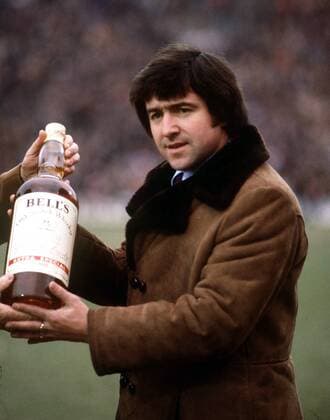 Fußball, Trainerhistorie Crystal Palace von 1905 bis heute Terry Venables the Manager of Crystal Palace receives the Bells Manager of the month award.  Ehrung Objekte Whiskey Whiskeyflasche Sponsor, Werbepartner, Werbung Wirtschaft kurios Komik Alkohol