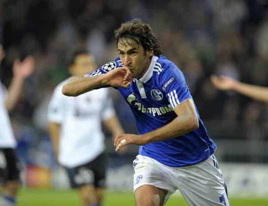 13.04.2011, Fussball Champions-League, Viertelfinale Rückspiel, FC Schalke 04 - Inter Mailand, in der Veltins-Arena auf Schalke in Gelsenkirchen. Raul (Schalke) Torjubel nach dem Treffer zum 1:0.