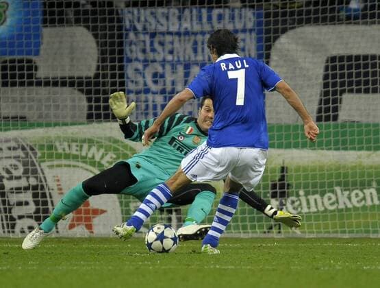 13.04.2011, Fussball Champions-League, Viertelfinale Rückspiel, FC Schalke 04 - Inter Mailand, in der Veltins-Arena auf Schalke in Gelsenkirchen. Tor durch Raul (Schalke), gegen Torwart Julio Cesar (Mailand).