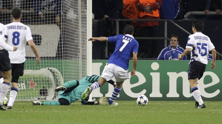 Schalke s RAUL shots the 1:0 against Mailand s goalkeeper Julio Cesar de ESPINDOLA during the quarterfinal of the Champions League match between FC Schalke 04 and Inter Mailand, Veltinsarena in Gelsenkirchen on April 13., 2011. Mika