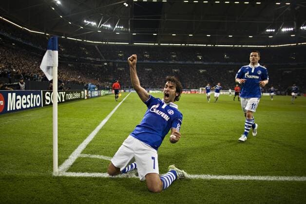 Gelsenkirchen, 13.04.2011, Veltins Arena, Fußball Jubel: Raul Gonzalez (S04), Alexander Baumjohann (S04) FC Schalke 04 - Inter Mailand
