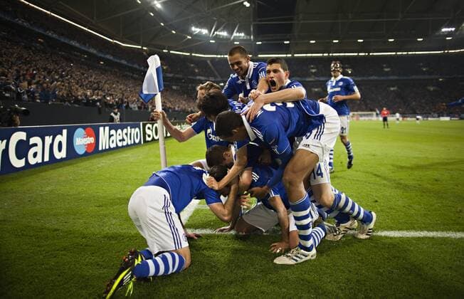 Gelsenkirchen, 13.04.2011, Veltins Arena, Fußball Schalker Spieler begraben Raul Gonzalez (S04), Edu (S04) und Kyriakos Papadopoulos (S04) FC Schalke 04 - Inter Mailand