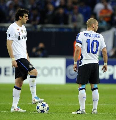 Gelsenkirchen 13 04 2011 - Champions League FC Schalke 04 (blau) vs Inter Mailand weiß) --- V.li. Diego Milito-Wesley Sneijder 