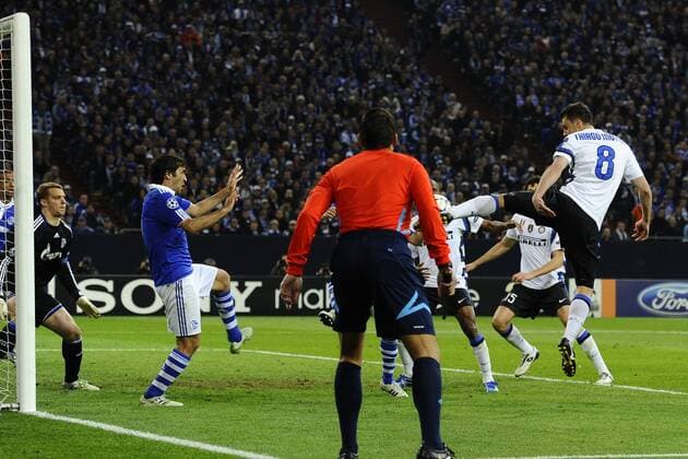 Gelsenkirchen 13 04 2011 - Champions League FC Schalke 04 (blau) vs Inter Mailand weiß) --- Tor Thiago Motta (R) 