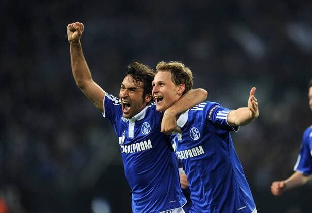 FUSSBALL CHAMPIONS LEAGUE SAISON 2010 2011 VIERTELFINALE FC Schalke 04 - Inter Mailand 13.04.2011 Jubel nach dem Tor zum 2:1, Raul, Benedikt Höwedes (v. li., FC Schalke 04) 