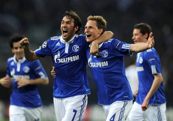 FUSSBALL CHAMPIONS LEAGUE SAISON 2010 2011 VIERTELFINALE FC Schalke 04 - Inter Mailand 13.04.2011 Jubel nach dem Tor zum 2:1, Raul, Benedikt Höwedes (v. li., FC Schalke 04) 