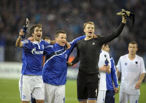 13.04.2011, Fussball Champions-League, Viertelfinale Rückspiel, FC Schalke 04 - Inter Mailand, in der Veltins-Arena auf Schalke in Gelsenkirchen. Schlussjubel: v.l. Raul (Schalke), Alexander Baumjohann (Schalke) und Torwart Manuel Neuer (Schalke)