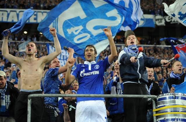 FUSSBALL CHAMPIONS LEAGUE SAISON 2010 2010 VIERTELFINALE FC Schalke 04 - Inter Mailand 13.04.2011 RAUL (Schalke) feiert nach dem Abpfiff bei den Fans 