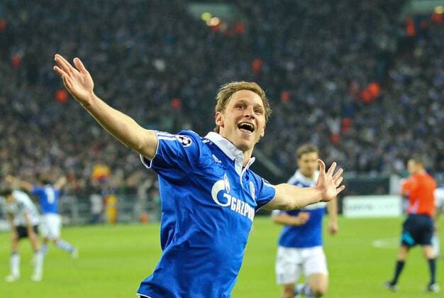 Benedikt Höwedes S04 Nr.4 Torjubel, Aktion, Einzelbild und Jubel nach seinem Tor zum 2-1 Fussball UEFA Champions League, Viertelfinale, Heimspiel, Gelsenkirchen , am 13.04.2011 FC SCHALKE 04 - INTER MAILAND ( - ) Saison1011 , Saison 2010 2011