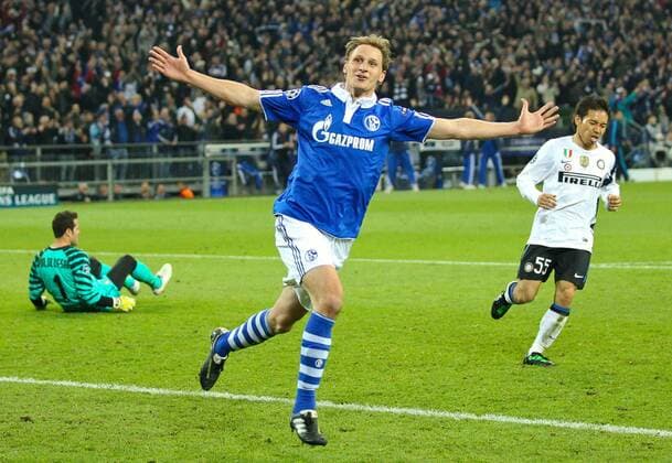 Benedikt Höwedes S04 Nr.4 Torjubel, Aktion, Einzelbild und Jubel nach seinem Tor zum 2-1 Fussball UEFA Champions League, Viertelfinale, Heimspiel, Gelsenkirchen , am 13.04.2011 FC SCHALKE 04 - INTER MAILAND ( - ) Saison1011 , Saison 2010 2011