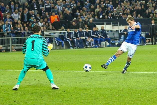 Benedikt Höwedes S04 Nr.4 schiesst das Tor zum 2-1 zum ,Aktion, Einzelbild, Torschuss zum 2-1 Fussball UEFA Champions League, Viertelfinale, Heimspiel, Gelsenkirchen , am 13.04.2011 FC SCHALKE 04 - INTER MAILAND ( - ) Saison1011 , Saison 2010 2011