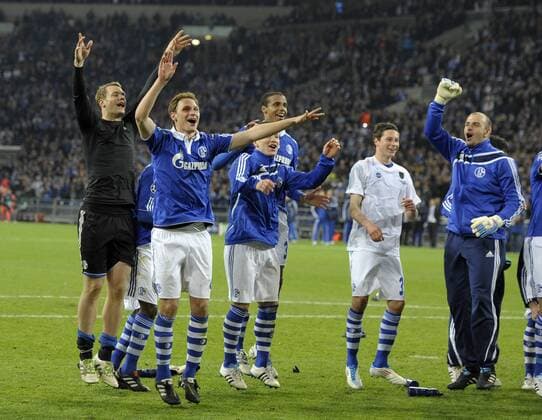 13.04.2011, Fussball Champions-League, Viertelfinale Rückspiel, FC Schalke 04 - Inter Mailand, in der Veltins-Arena auf Schalke in Gelsenkirchen. Schlussjubel der Schalker Spieler. v.l. Torwart Manuel Neuer (Schalke), Benedikt Höwedes (Schalke), Alexander Baumjohann (Schalke), Joel Matip (Schalke), Julian Draxler (Schalke) und Mathias Schober (Schalke).
